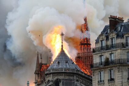 Parigi, la cattedrale di Notre Dame in fiamme 4