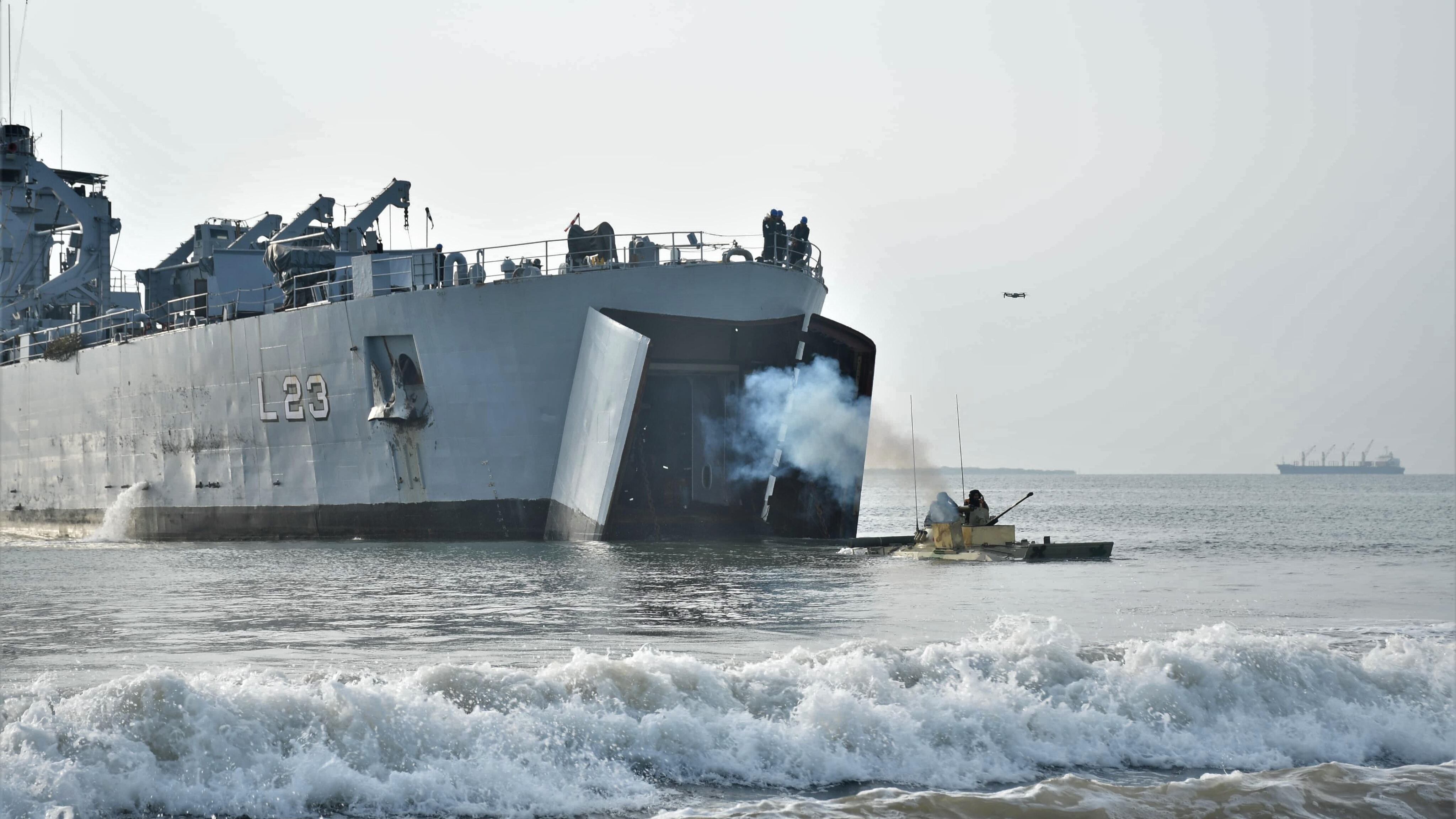 Navi da guerra in azione: la strana esercitazione militare anfibia nell'Oceano Indiano