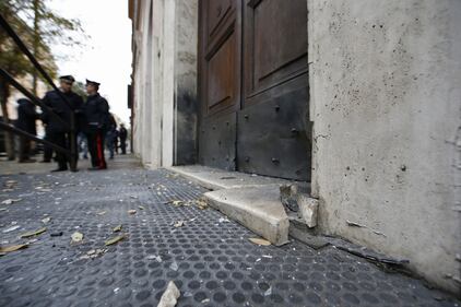 Roma, ordigno rudimentale contro la caserma dei carabinieri 3