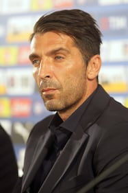 Ilaria D'Amico e Gigi Buffon, passione in piscina e pancino sospetto 21
