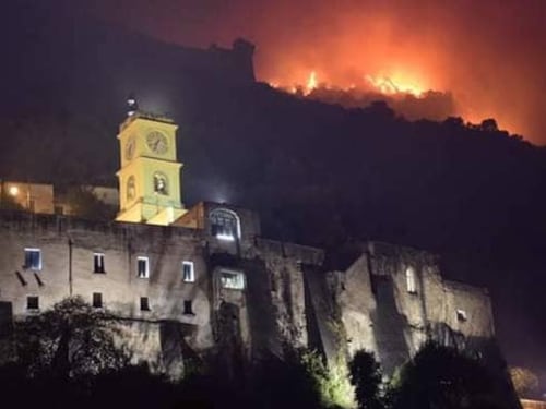 Incendio di Sarno, la furia del sindaco: "Pene severissime"