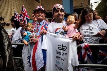 Fans aspettano la nascita del royal baby fuori dall'ospedale 3