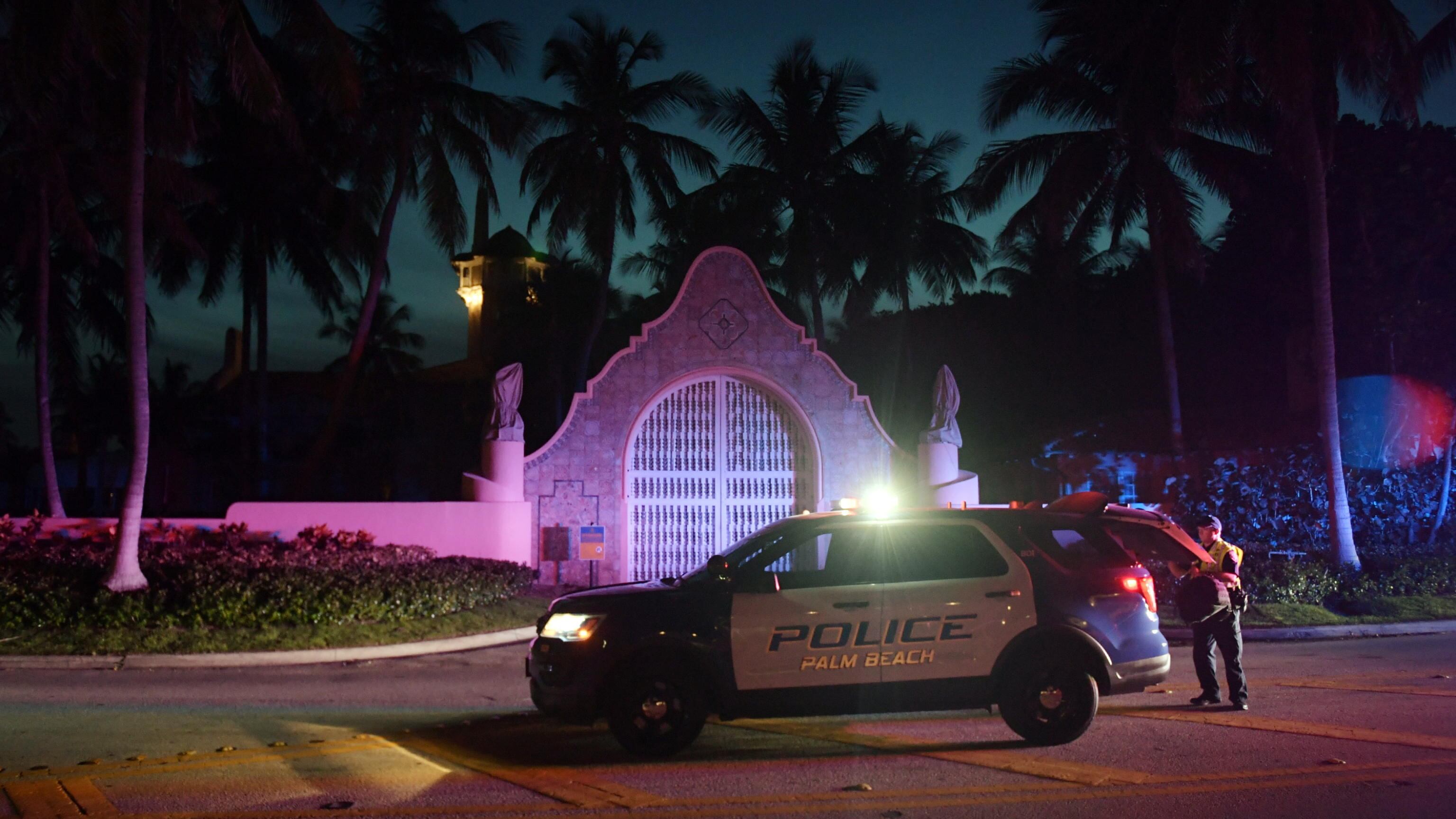 Irruzione dell'Fbi nel resort di Trump in Florida: perquisita la cassaforte, portati via documenti