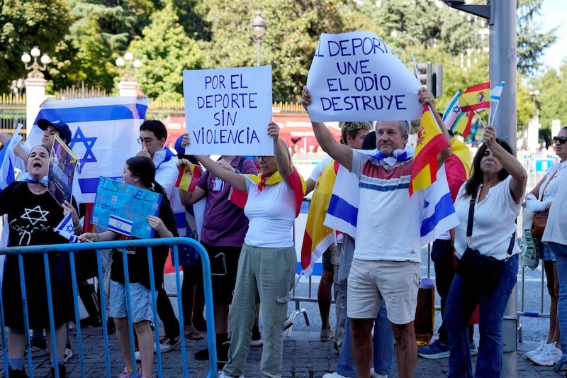 Proteste pro Palestina alla Vuelta, tensioni e cariche: ecco le immagini degli scontri di Madrid 19