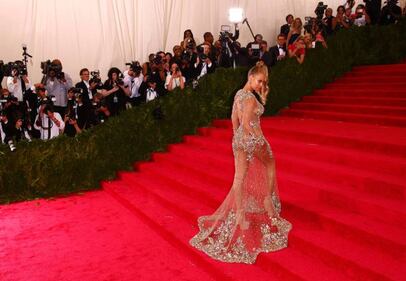 Khloé Kardashian sfida Beyoncé a suon di Lato B 5