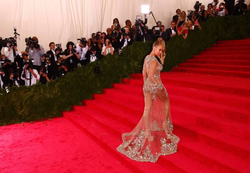 Khloé Kardashian sfida Beyoncé a suon di Lato B 5