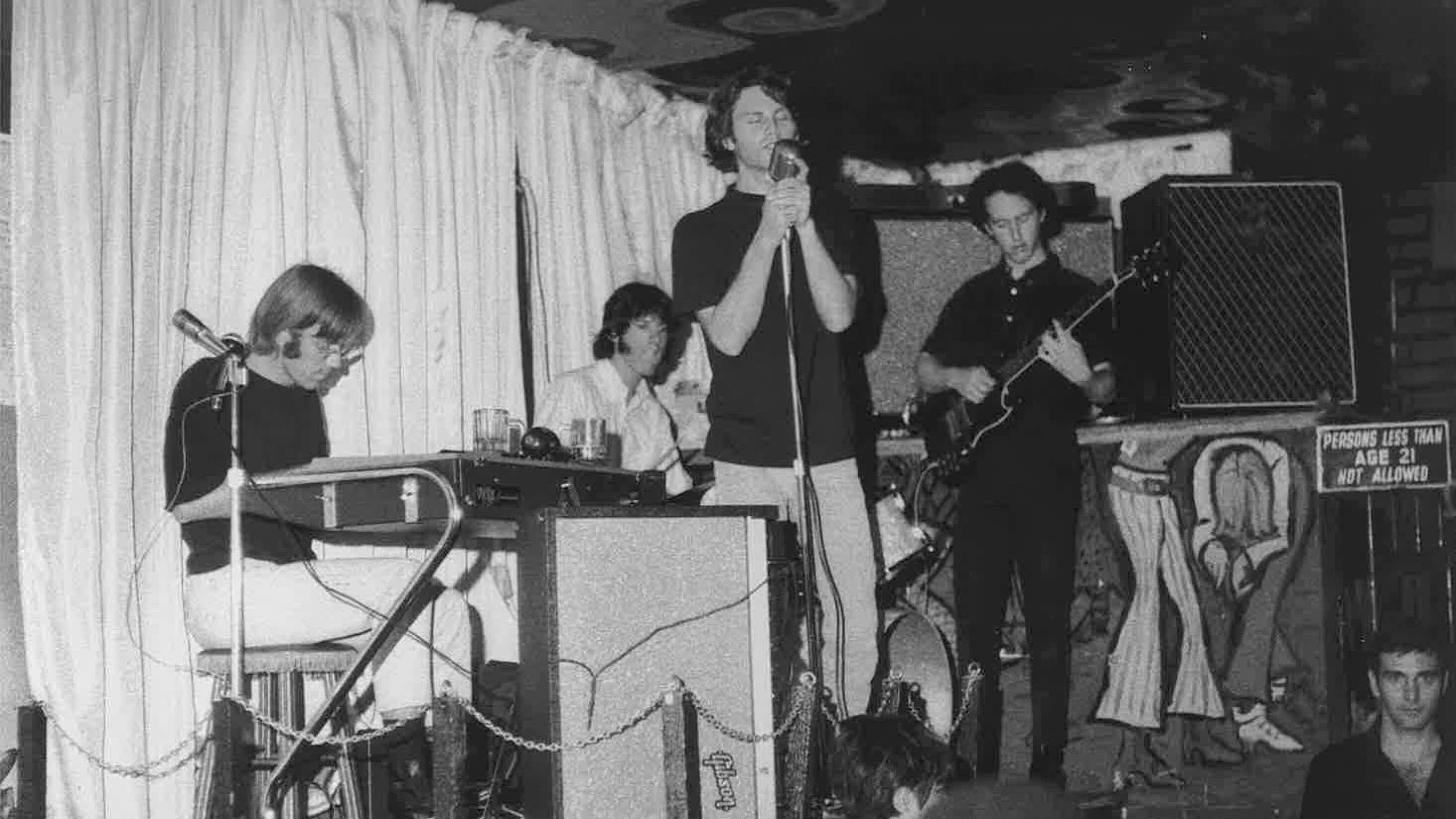 Blues ruggente dal vivo e tante fotografie. Ecco i Doors inediti