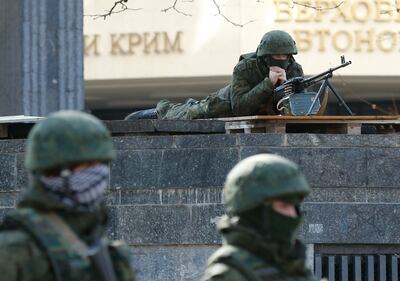 I soldati pattugliano la capitale della Crimea 7