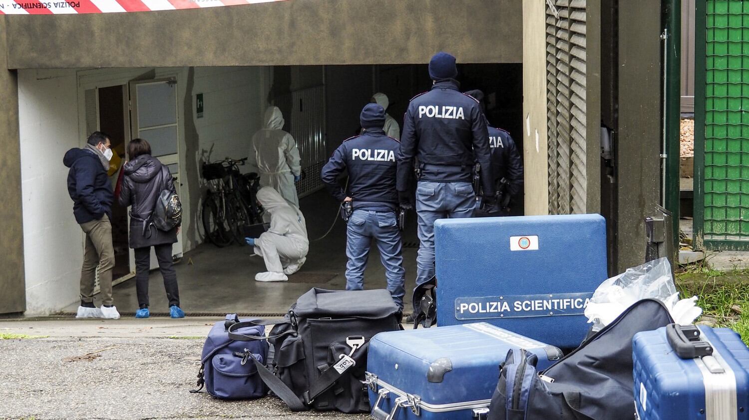 "Chi sei? Cosa vuoi da me?" Ilenia, sgozzata da un sicario davanti all'amica della figlia