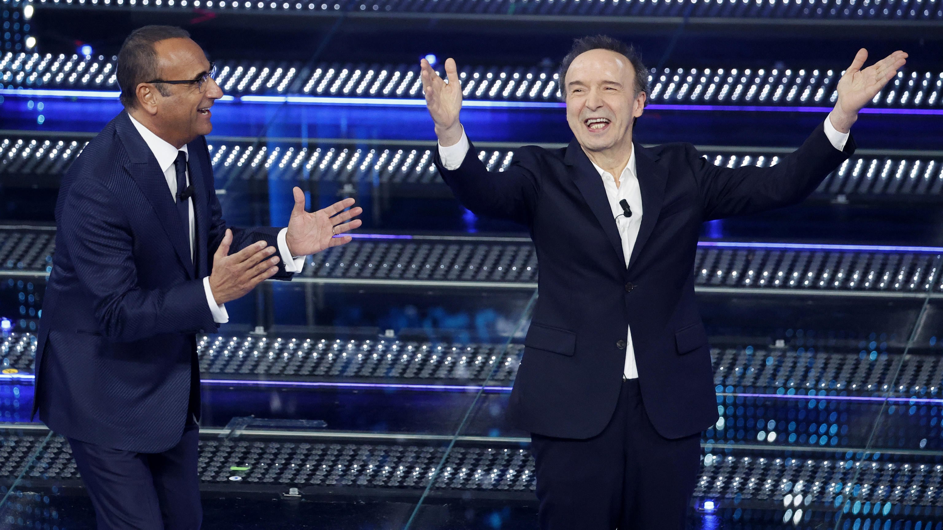 L'inno di Benigni a briglia sciolta su Musk e Giorgia (e automarchetta)