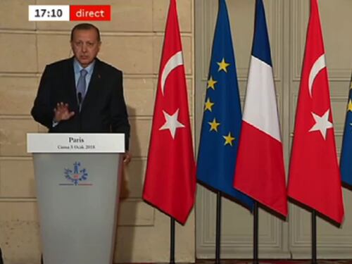 A Parigi tra le polemiche, Erdogan minaccia la stampa francese