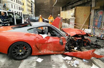 Sbanda e sfascia la Ferrari contro un negozio 2