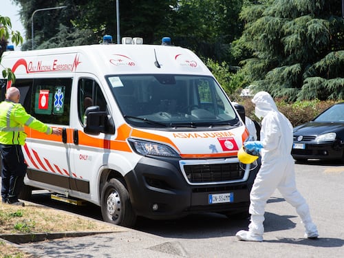 Ebola, negativo il test sull’italiana. Allarme di Meloni