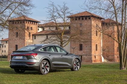 Audi Q8 e-tron sbarca in Italia: guarda le foto 13