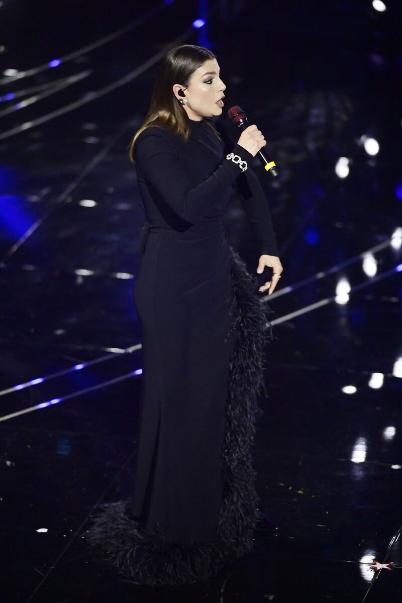 Sanremo 2024: ecco il look della quarta serata del Festival di Emma 4