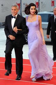 Venezia, George Clooney sul red carpet con Amal 13