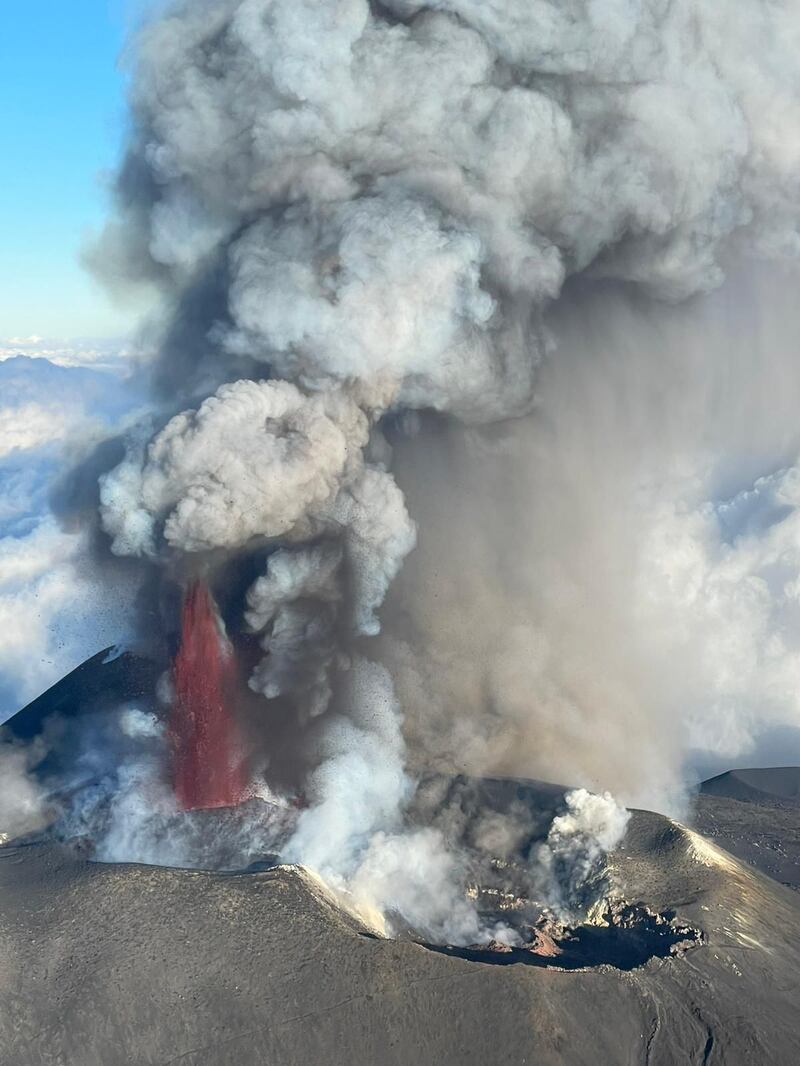 Eruzione dell'Etna: le spettacolari immagini del vulcano 4