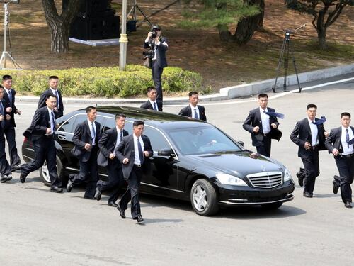 Vertice Kim-Moon, le due Coree sfilano insieme