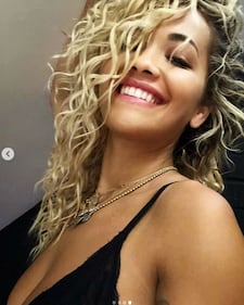 Rita Ora, il costume è sexy 12
