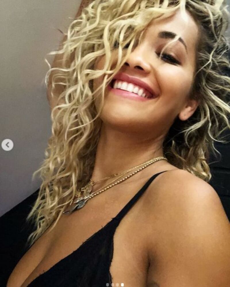 Rita Ora, il costume è sexy 12