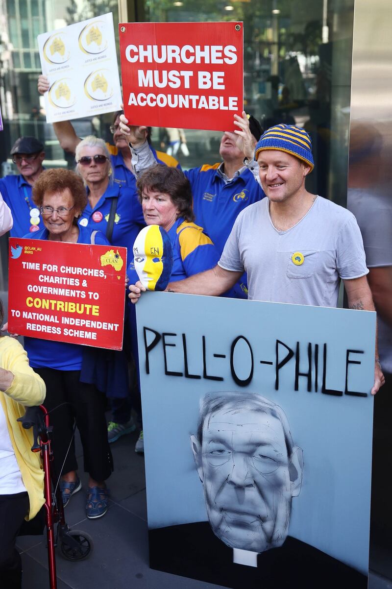 La manifestazione contro il cardinale Pell fuori dal tribunale di Melbourne 6