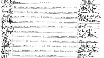 Ecco il vero contratto siglato dalla Raggi: "Sugli atti importanti va consultato Beppe"