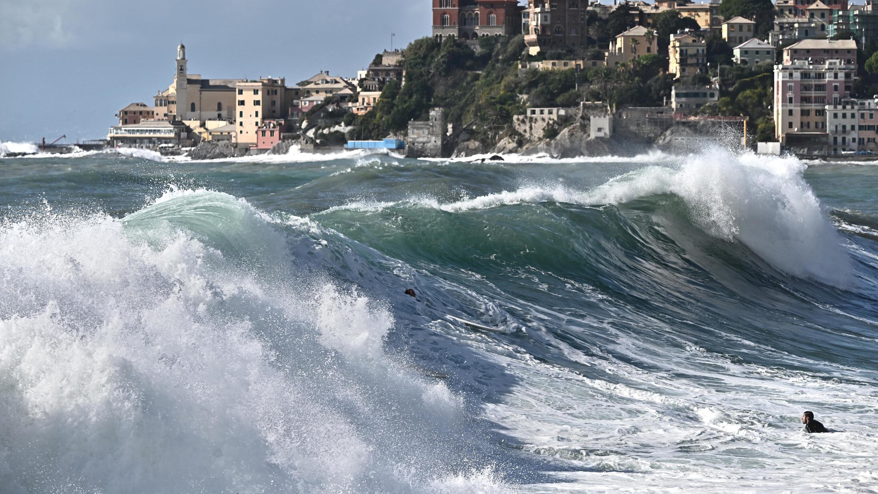 Meteo, arriva il vortice di Halloween: dove colpiranno le piogge più intense