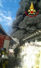 Pomezia, maxi incendio in deposito di plastica: popolazione evacuata 3