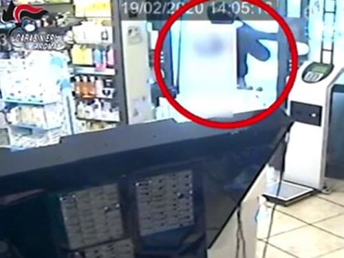 Farmacista sfila il casco al rapinatore e lo fa arrestare
