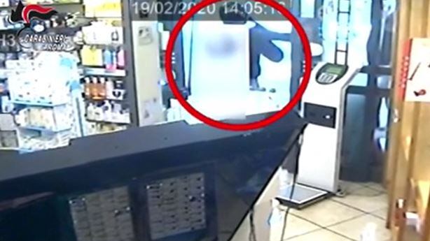 Farmacista sfila il casco al rapinatore e lo fa arrestare