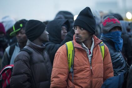 Migranti abbandonano il campo profughi di Calais 13