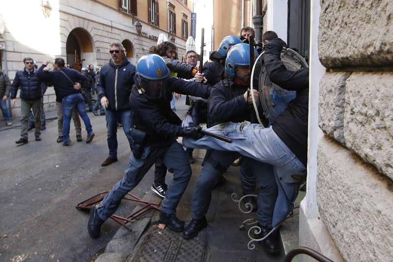 Scontri davanti la sede del Pd in Via del Nazareno 3