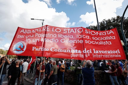 "Israele criminale". Ecco i cartelli della vergogna in piazza a Roma 4