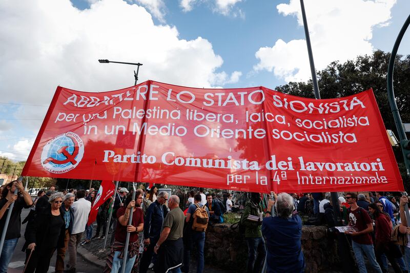"Israele criminale". Ecco i cartelli della vergogna in piazza a Roma 4