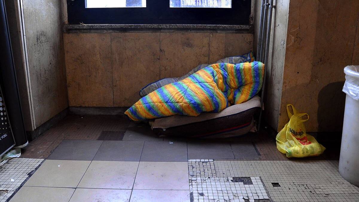 Ripulita piazza Garibaldi: il Comune interviene rimuovendo i cumuli di rifiuti