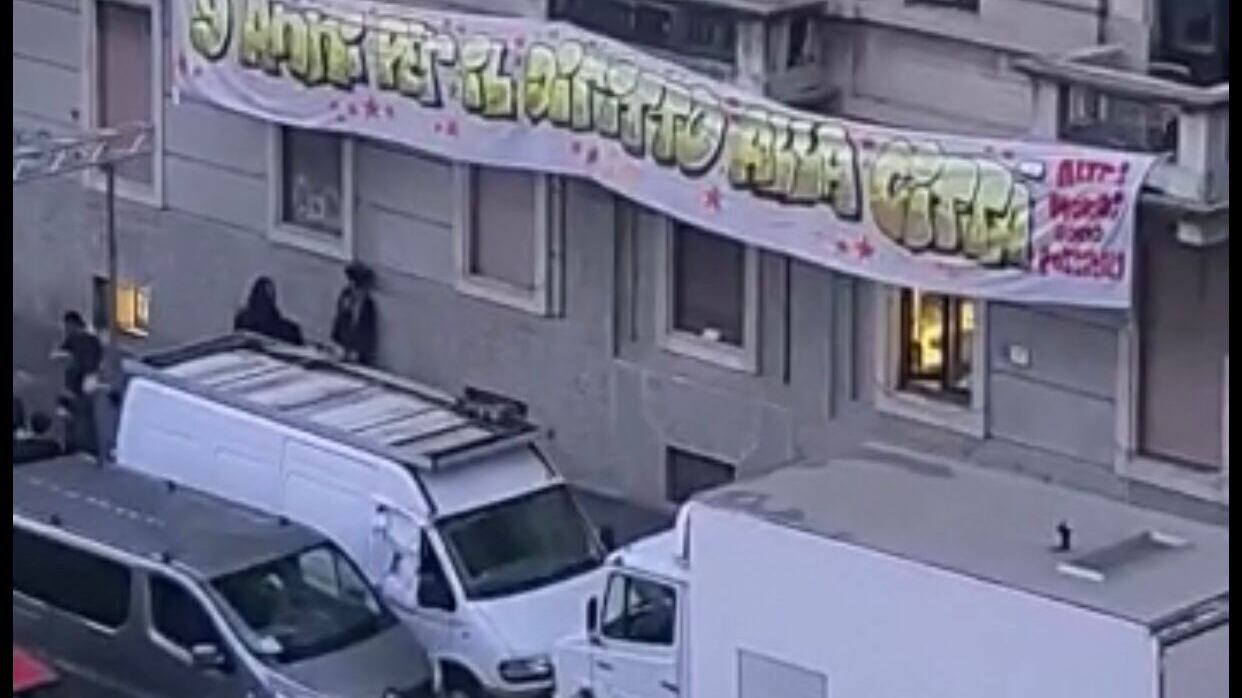 A Milano si festeggia l'abusivismo nel silenzio della sinistra
