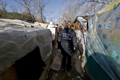 Roma, i vigili sgomberano una baraccopoli abusiva a Ponte Marconi 2