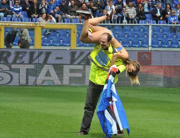 Ragazza fa un'invasione di campo in bikini 6
