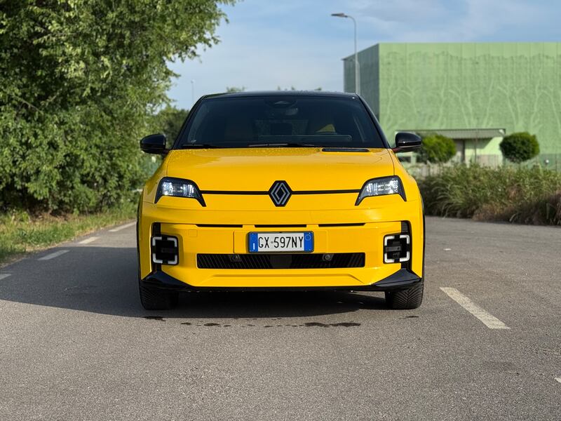 Renault 5 E-Tech: guarda la gallery della nuova elettrica dal design iconico 4
