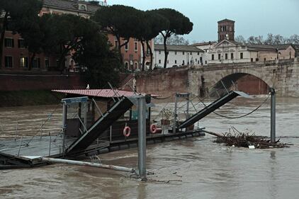 Paura per la piena del Tevere a Roma 5