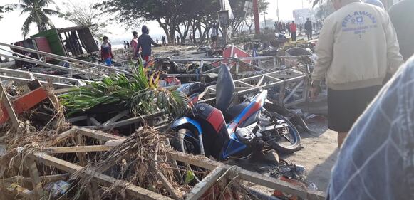 Le immagini del disastro in Indonesia 1