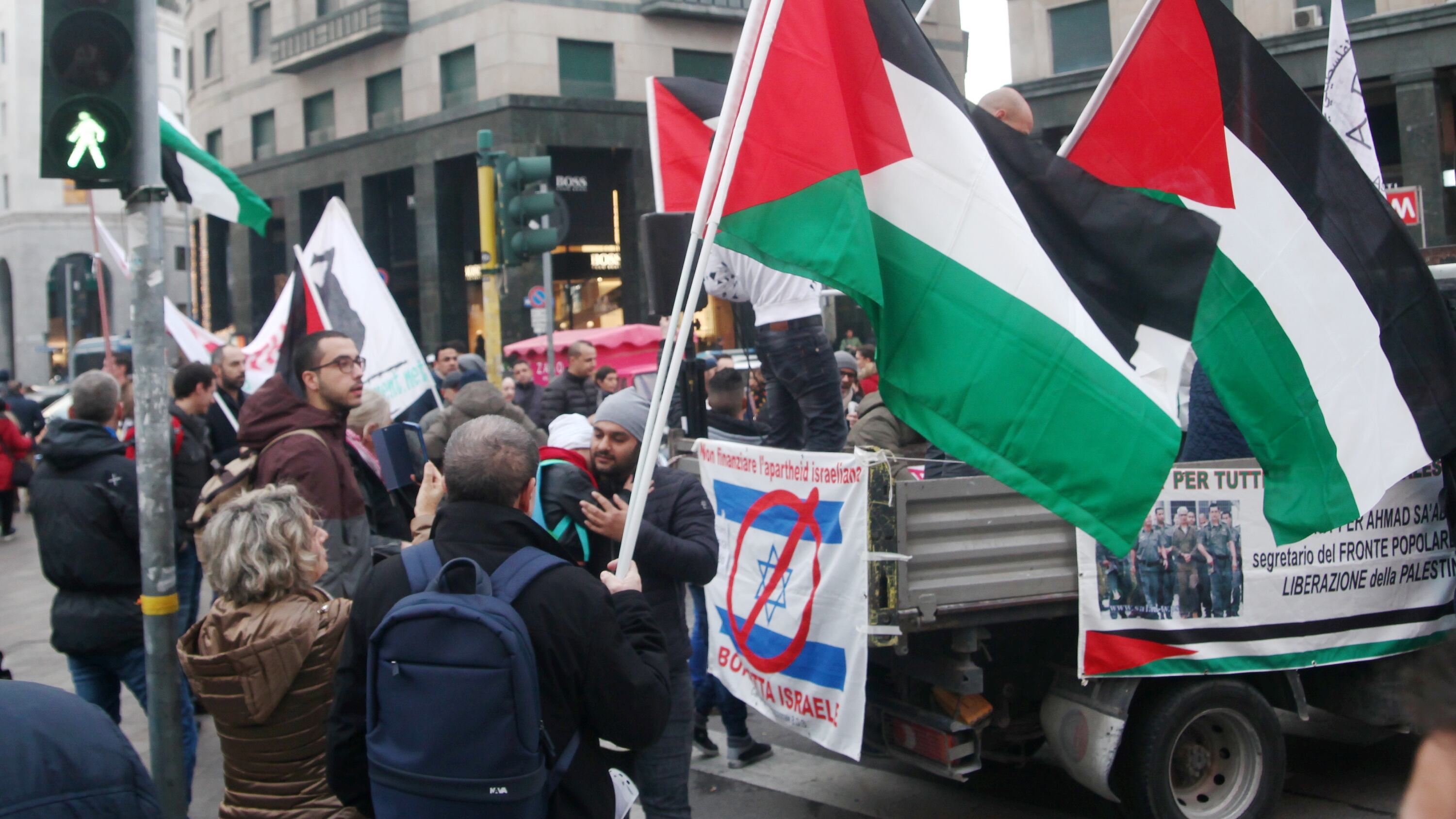 "Vergognatevi". Il post contro Israele del marito del giudice Apostolico