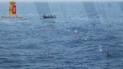 Naufragio al largo della Libia, i migranti in mare attendono i soccorsi 5