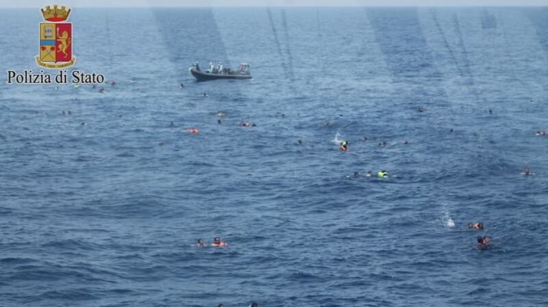 Naufragio al largo della Libia, i migranti in mare attendono i soccorsi 5