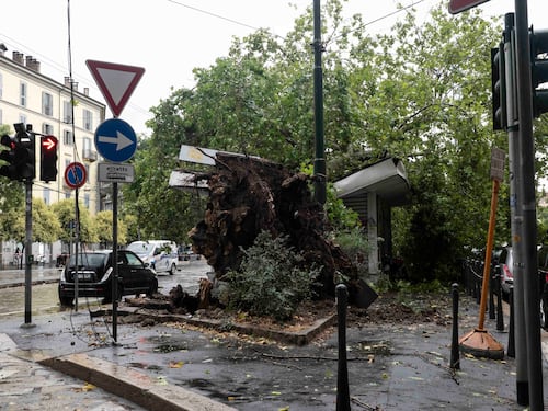 Un morto e tre feriti per il maltempo: è ancora allerta nel Nord Italia