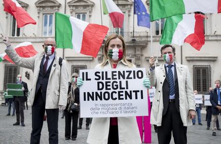 Flash mob della Meloni davanti Palazzo Chigi: "Vogliamo dare una mano" 4
