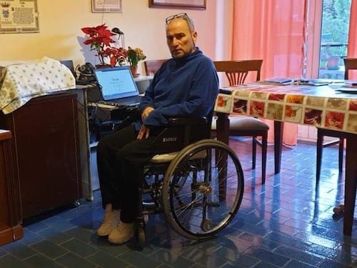 "Non posso uscire". Il disabile intrappolato in casa: "Io, dimenticato dalla Raggi"