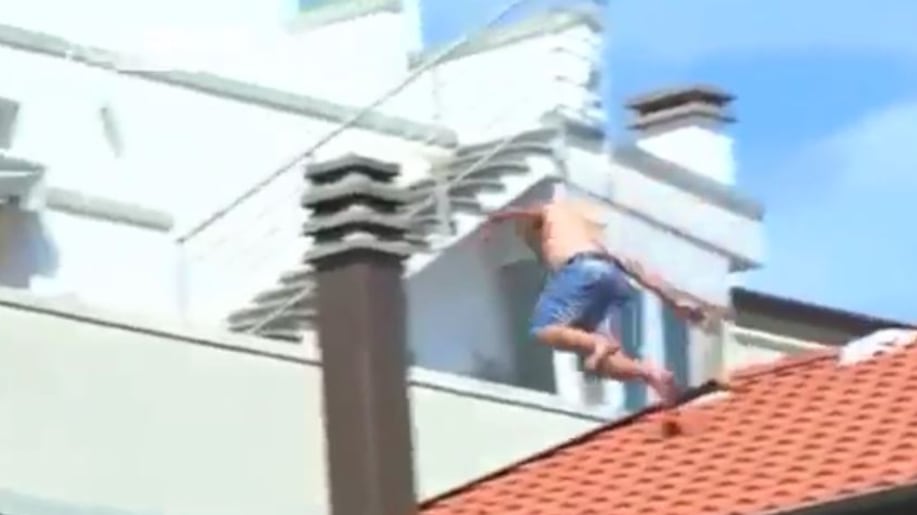 Algerino violenta la moglie e tenta suicidio. Passanti urlano: 'Uno di meno'
