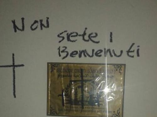 Croci e scritte sulla moschea: "Non siete i benvenuti in Italia"