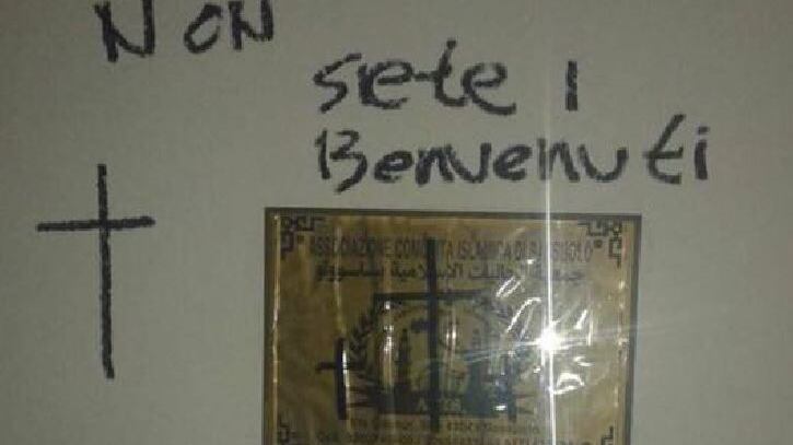 Croci e scritte sulla moschea: "Non siete i benvenuti in Italia"